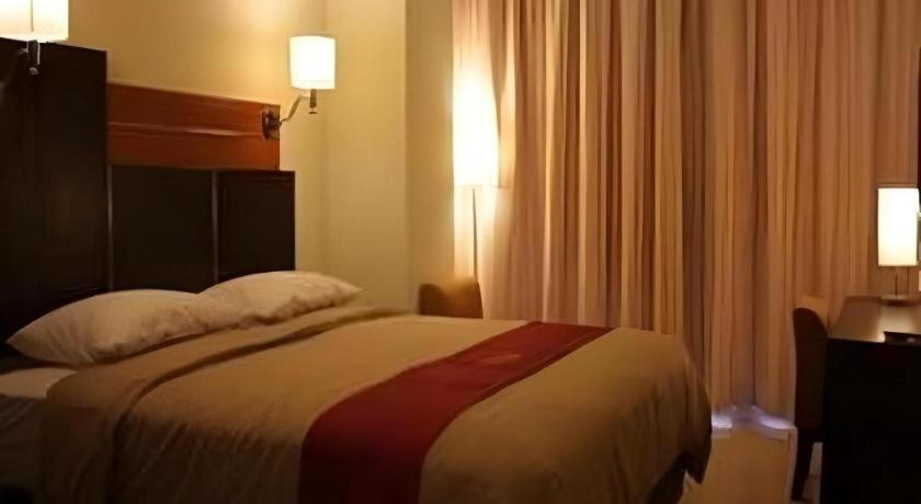 Travello Hotel Manado Exterior foto